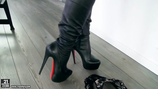 Глубокий минет и анал с длинноногой Джули