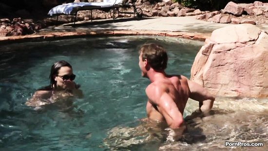 Минет у бассейна и активный секс в разных позах