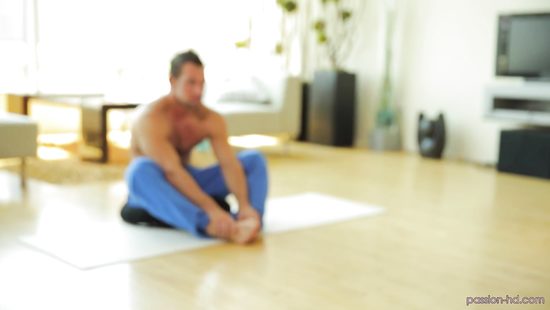 Мускулистый тренер по йоге изящно трахает гибкую блондинку во все дыры