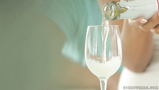 У красавицы жены хорошее утреннее настроение для нежного секса