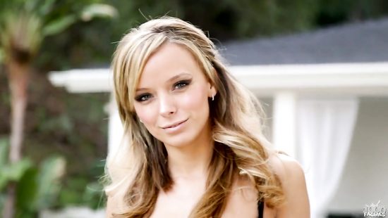 Красавица Pristine Edge танцует соло и глубоко сосет бойфренду