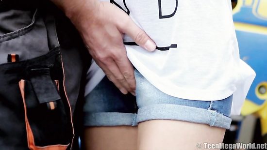 Мотоциклист трахает плоскую брюнетку прямо на асфальте