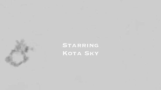 Миниатюрная блондинка дрочит вибратором и сосет на камеру