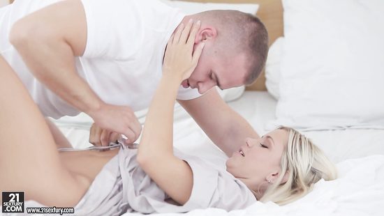 Холодный душ, нежный секс, вкусный завтрак - идеальное утро