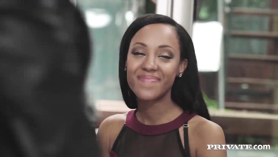 Симпатичная негритянка вызвонила двух парней на тройничок