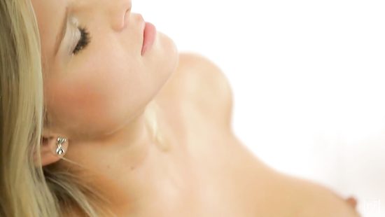 Шикарные лесбиянки страстно лижутся в душе