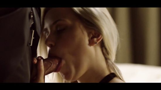 Изящный секс бизнесмена с блондинкой в чулках