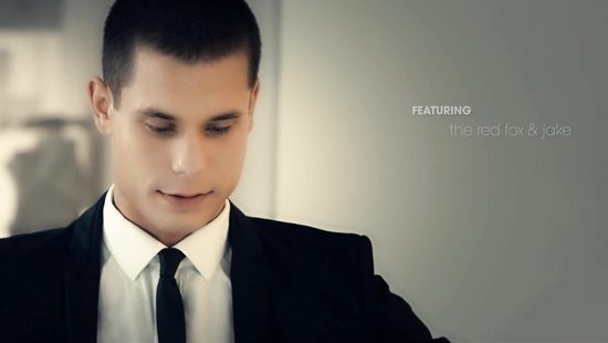 Связал рыжую красавицу и трахает стоя у зеркала