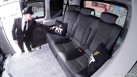 Таксист трахнул ВИП клиенту на заднем сиденье авто