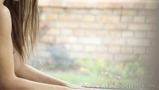 Стройная француженка знает как ублажить мужчину в позе 69