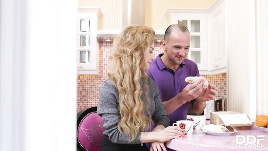 Подцепил русскую девчулю и трахнул на кухне