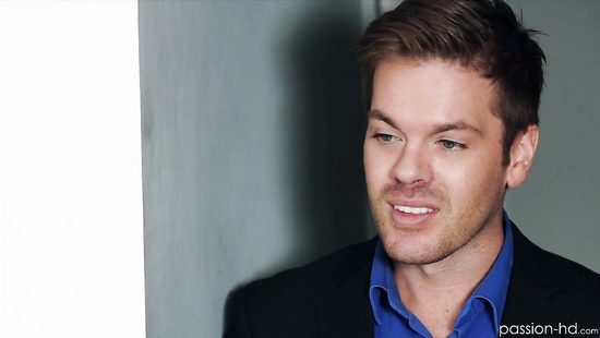 Застал плоскогрудую подругу за мастурбацией и отодрал как следует