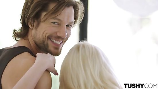 Фитнес инструктор трахает в анал молодую большезадую девушку