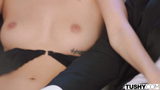 Худую телку расписали на двоих мужики в костюмах