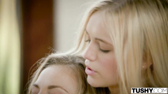 Две блондинки делят между собой большой член лысика