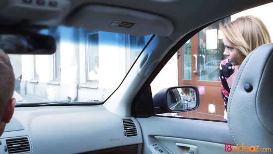 Русская девушка показала дорогу и отдалась на кухне