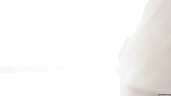 Блондинка раздевается и дрочит в красивом соло