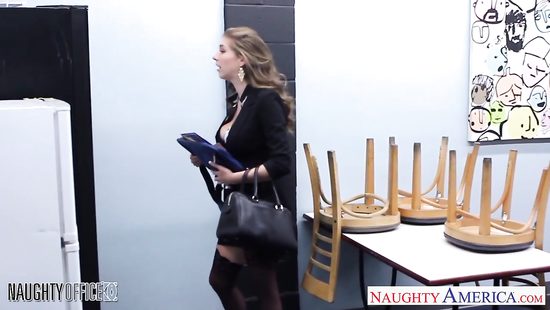 Сиськастая сотрудница отдалать уборщику прямо в офисе