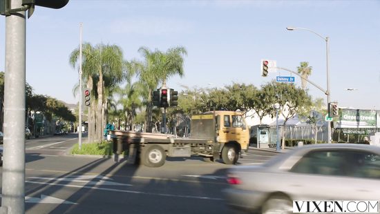 Длинноногая фотомодель с чёрным поясом по горловому минету