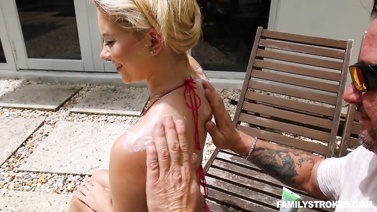 Парень ебёт соседскую жену возле бассейна