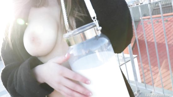 Милашка красуется и дрочит в молоке
