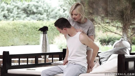 Парочка занимается анальным сексом на летней террасе