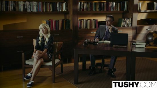 Врач психолог отшлёпал миниатюрную блондинку и трахнул в тугой анус