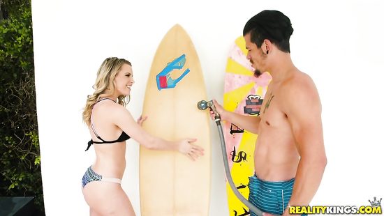 После серфинга блондинка с парнем принимают душ и занимаются любовью