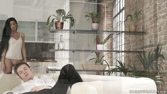 Красивый секс стройной брюнетки и ее парня на белом диване