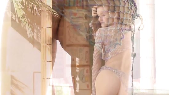 Стройняшка Эмили с красивой грудью позирует в гостиной