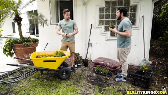 Молодой садовник трахает в ванной грудастую и жопастую блондинку