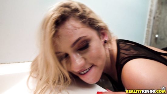 Пока спит любимая, парень трахает в ванной её сестру