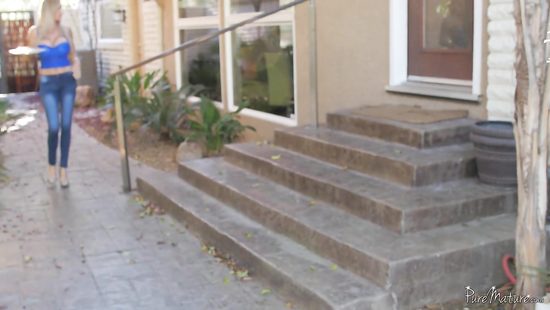 Зрелая соседка с огромными дойками угостила кексами