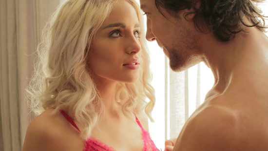 Романтическое свидание молодой парочки завершается красивым сексом