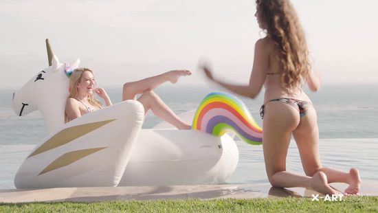 ЖМЖ с русскими красотками в беседке на побережье