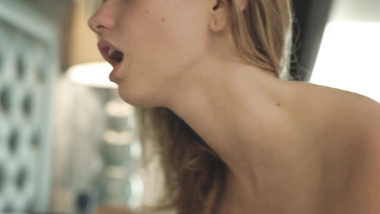 Блондинка со своим парнем начали ласки в душе и продолжили на большой кровати