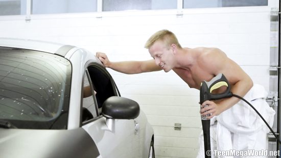 Автомойщик ебет телку на Ауди