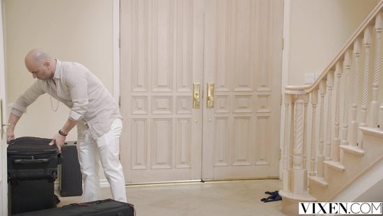 Две подружки соблазнили на секс втроем молодого лысого мужчину с крепким членом