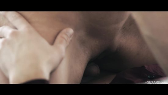 Девушка представляет как занимается сексом и ласкает свою киску через трусики