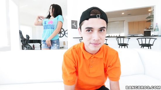 Молодой брат трахнул сестру друга и залил латинку своей спермой