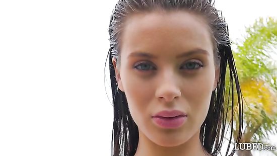 Секс в масле с сочной красоткой у бассейна