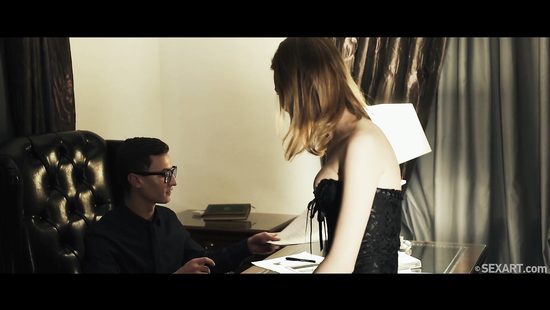 Начальник с помощницей играют в кабинете в господина и рабыню