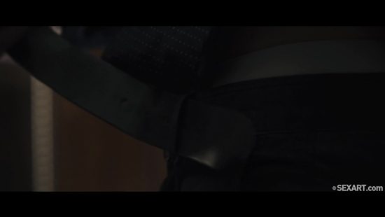 Начальник с помощницей играют в кабинете в господина и рабыню