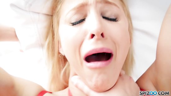 Блондинка в красных чулках сосёт и трахается на камеру