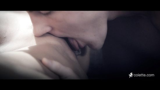 Две девушки развлекаются на диване с одним парнем и меняют друг друга в сексуальных сценах