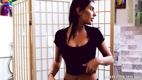 Клиентка на массажном столе получила массаж всех эрогенных зон от брюнетки