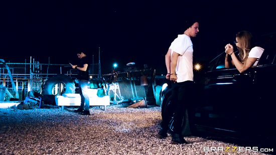 Полицейский вместе с преступником трахают одну блондинку на заброшенном пустыре