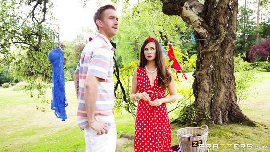 Сосед трахнул деревенскую простушку на заднем дворе её дома