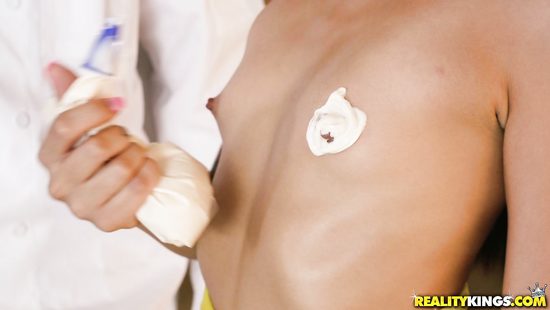 Миниатюрная жена изменяет своему мужу с личным поваром на кухне