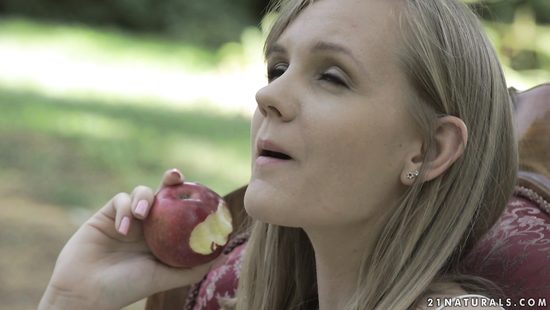 Сосед зашел к девке на чашку чая и вставил свой фаллос в узенькую попку